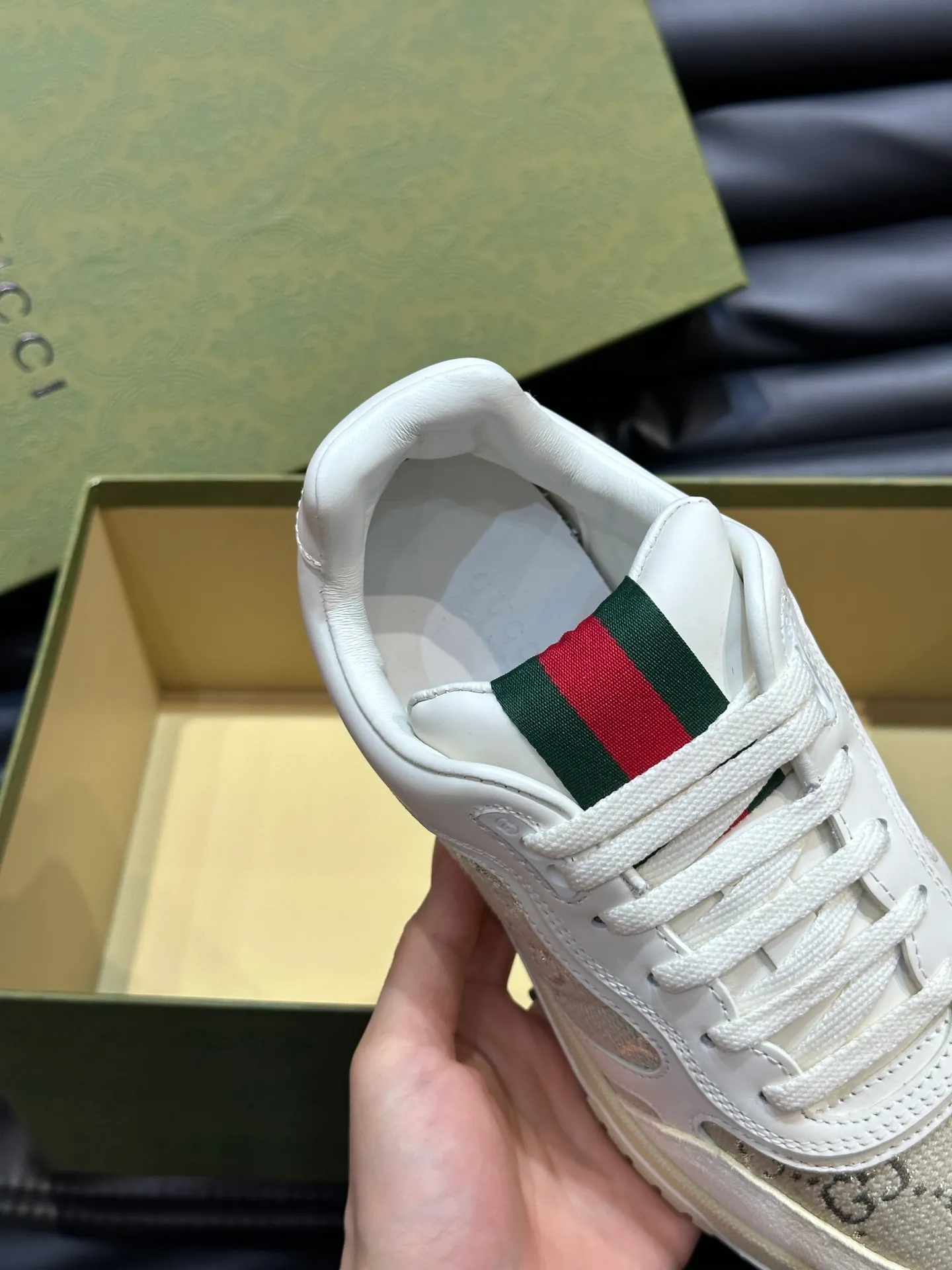 p480 Men's Men's Shoes Gucc*Gucci Re-Web series👫Couple's webbed leather sneakers, as the first sneakers created by Sabato De Sarno for Gucci, the Re-Web series reinterprets the brand's classic stripes, and sets off the modern silhouette design with bold and unique details. This shoe is crafted from iconic classic GG canvas and white leather. This new sneaker is ingeniously decorated with many of the brand's classic details, and is equipped with a bright red and green webbing tongue, which will make people fall in love at first sight. Yuan Size: Female 35-40 Male 39-44 (can be customized to 45, 46